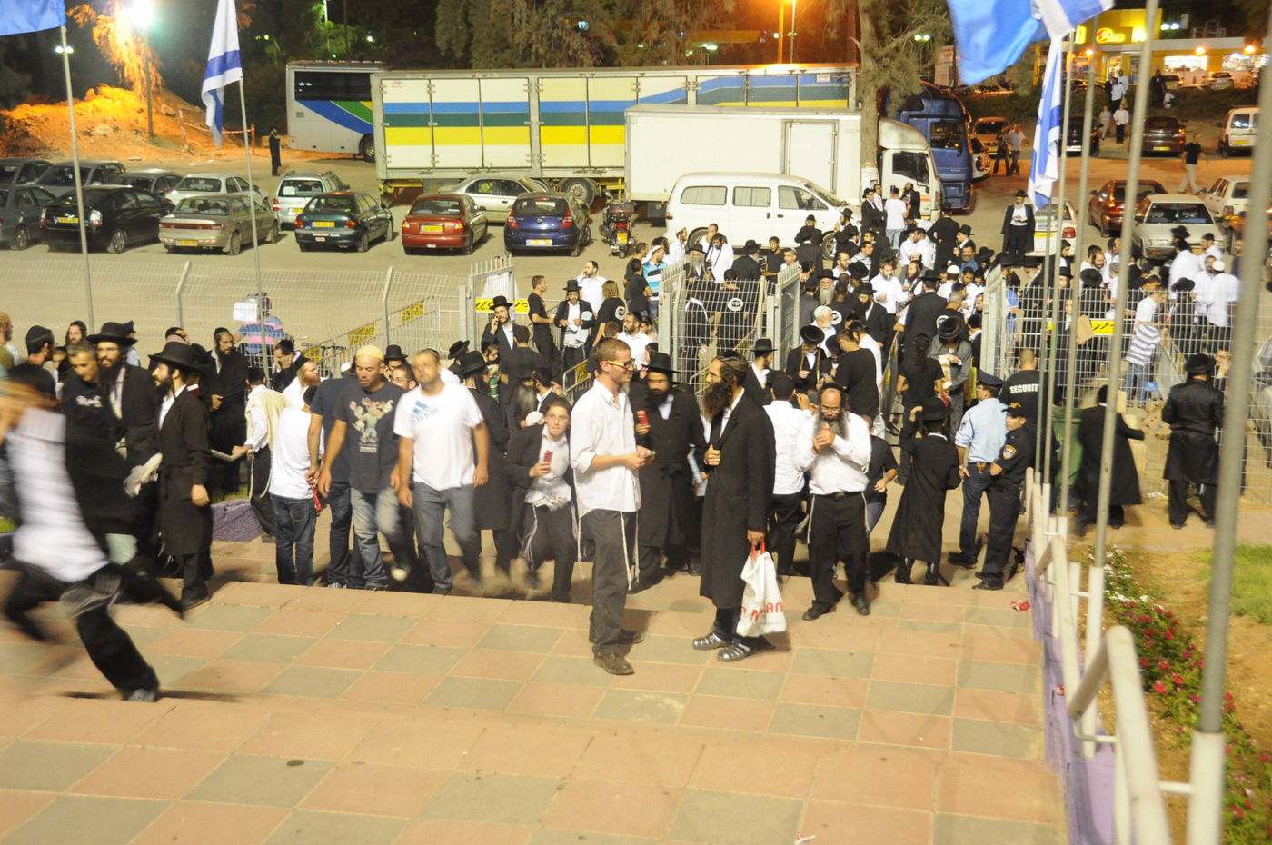 8,000 איש והרב ברלנד: צפו במעמד העוצמתי באצטדיון