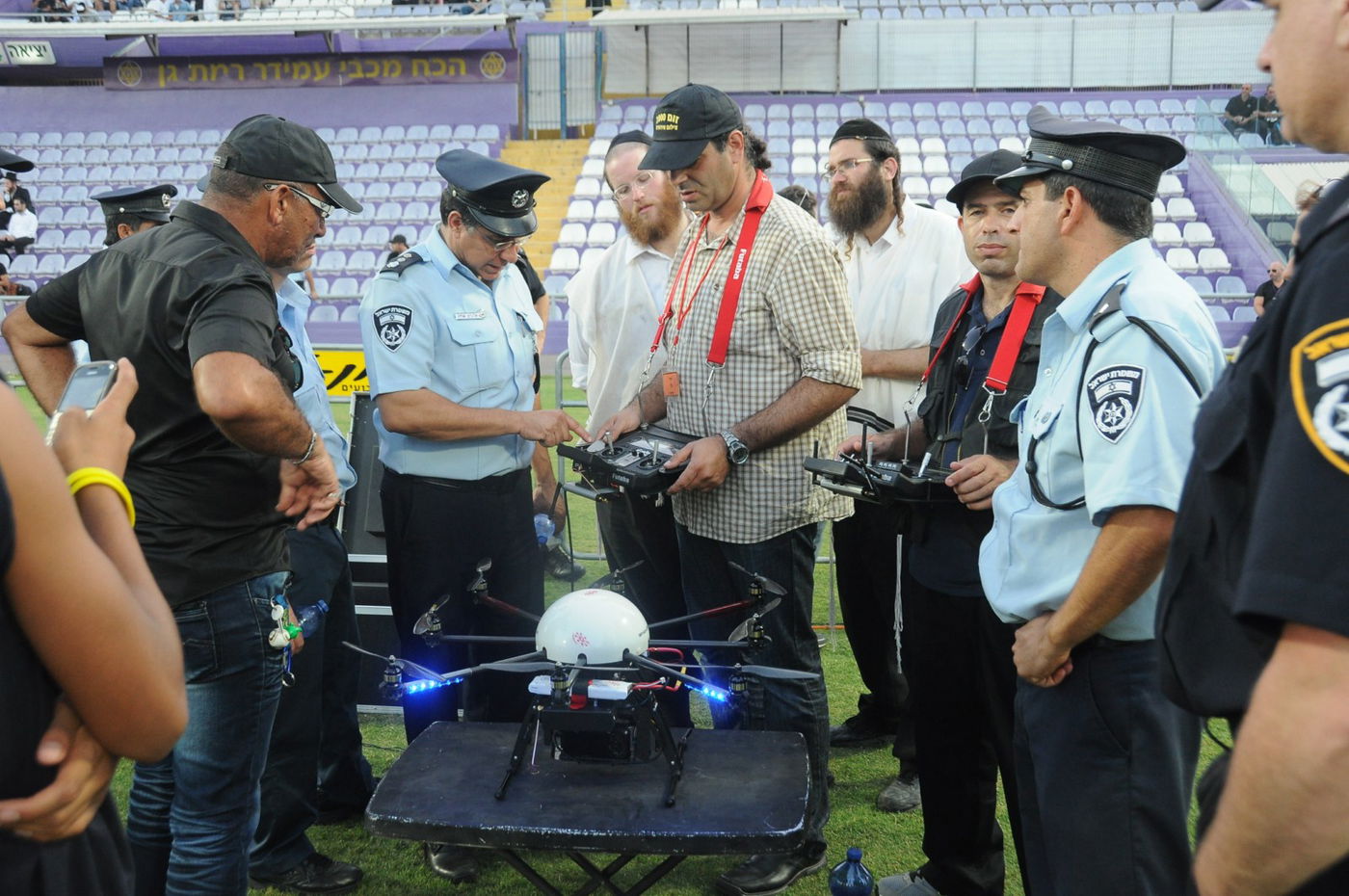 8,000 איש והרב ברלנד: צפו במעמד העוצמתי באצטדיון