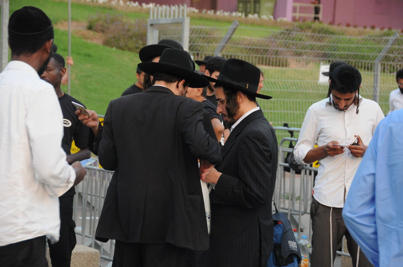 8,000 איש והרב ברלנד: צפו במעמד העוצמתי באצטדיון