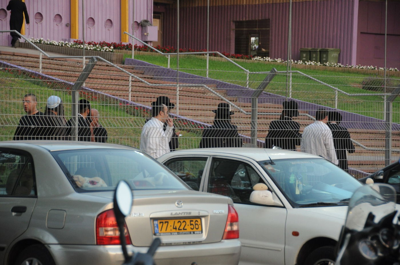 8,000 איש והרב ברלנד: צפו במעמד העוצמתי באצטדיון