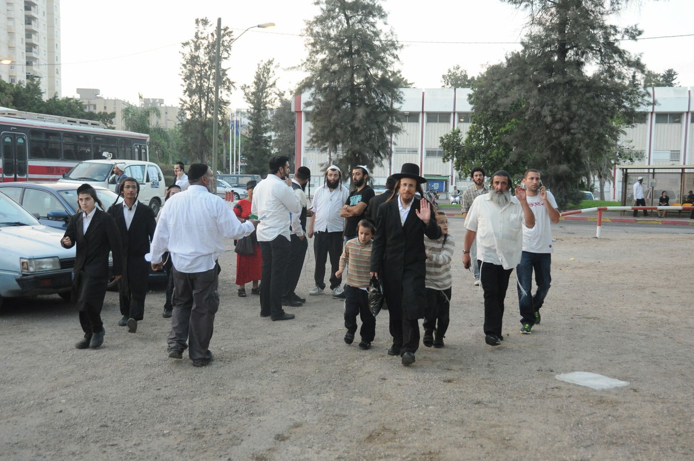 8,000 איש והרב ברלנד: צפו במעמד העוצמתי באצטדיון