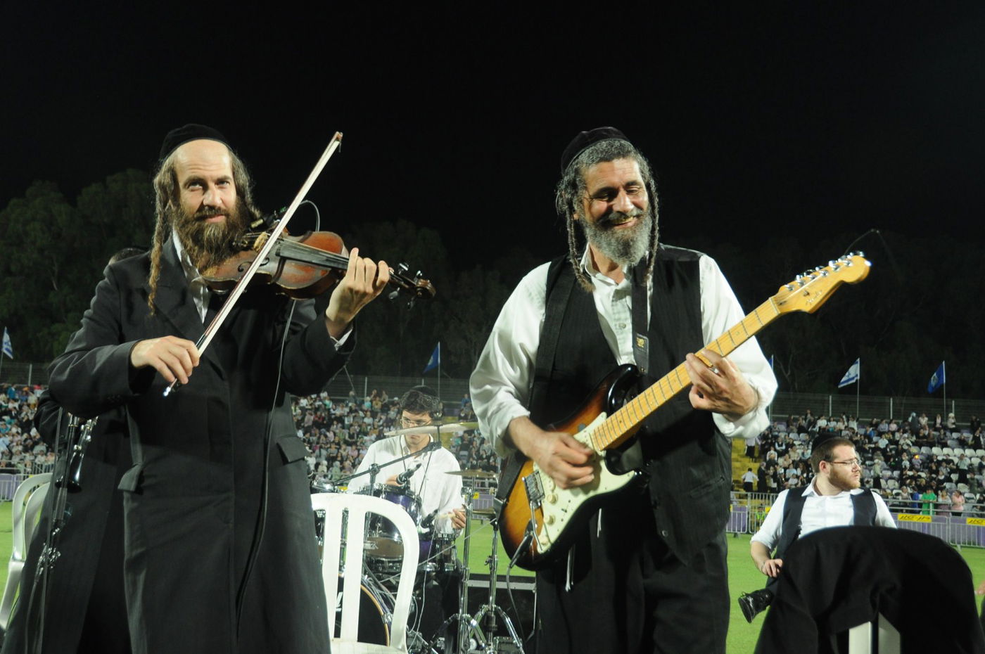 8,000 איש והרב ברלנד: צפו במעמד העוצמתי באצטדיון