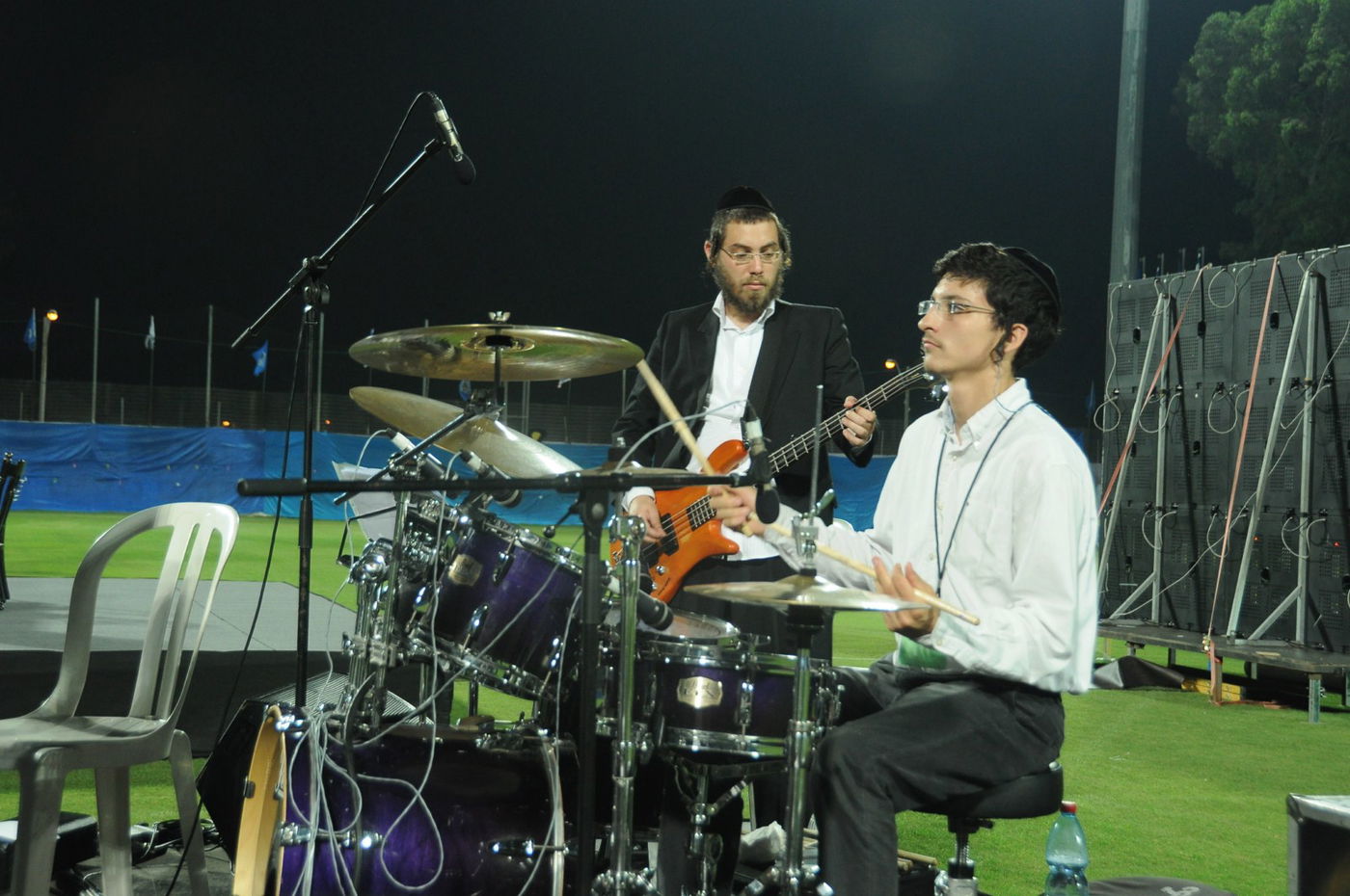 8,000 איש והרב ברלנד: צפו במעמד העוצמתי באצטדיון