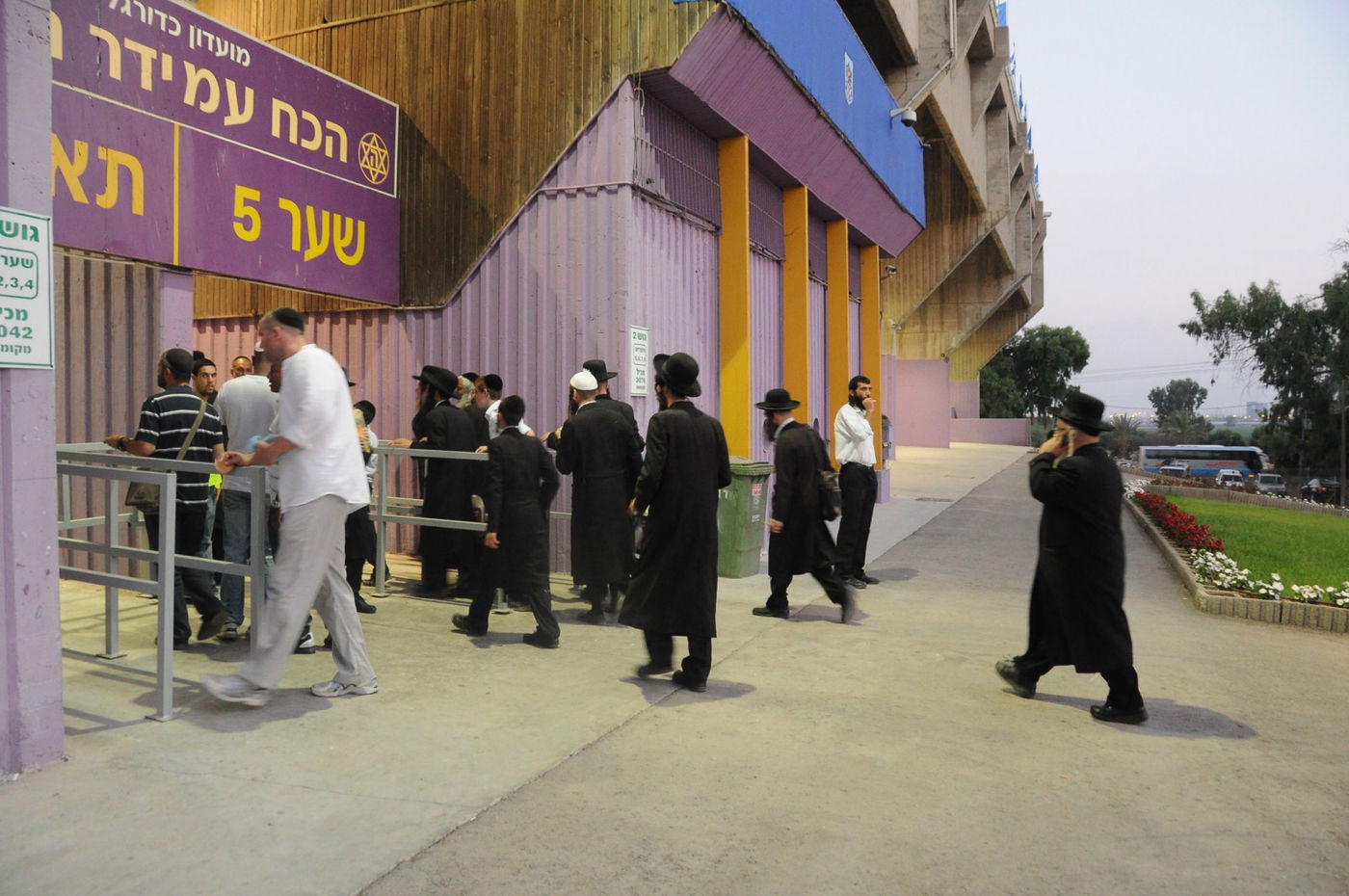 8,000 איש והרב ברלנד: צפו במעמד העוצמתי באצטדיון