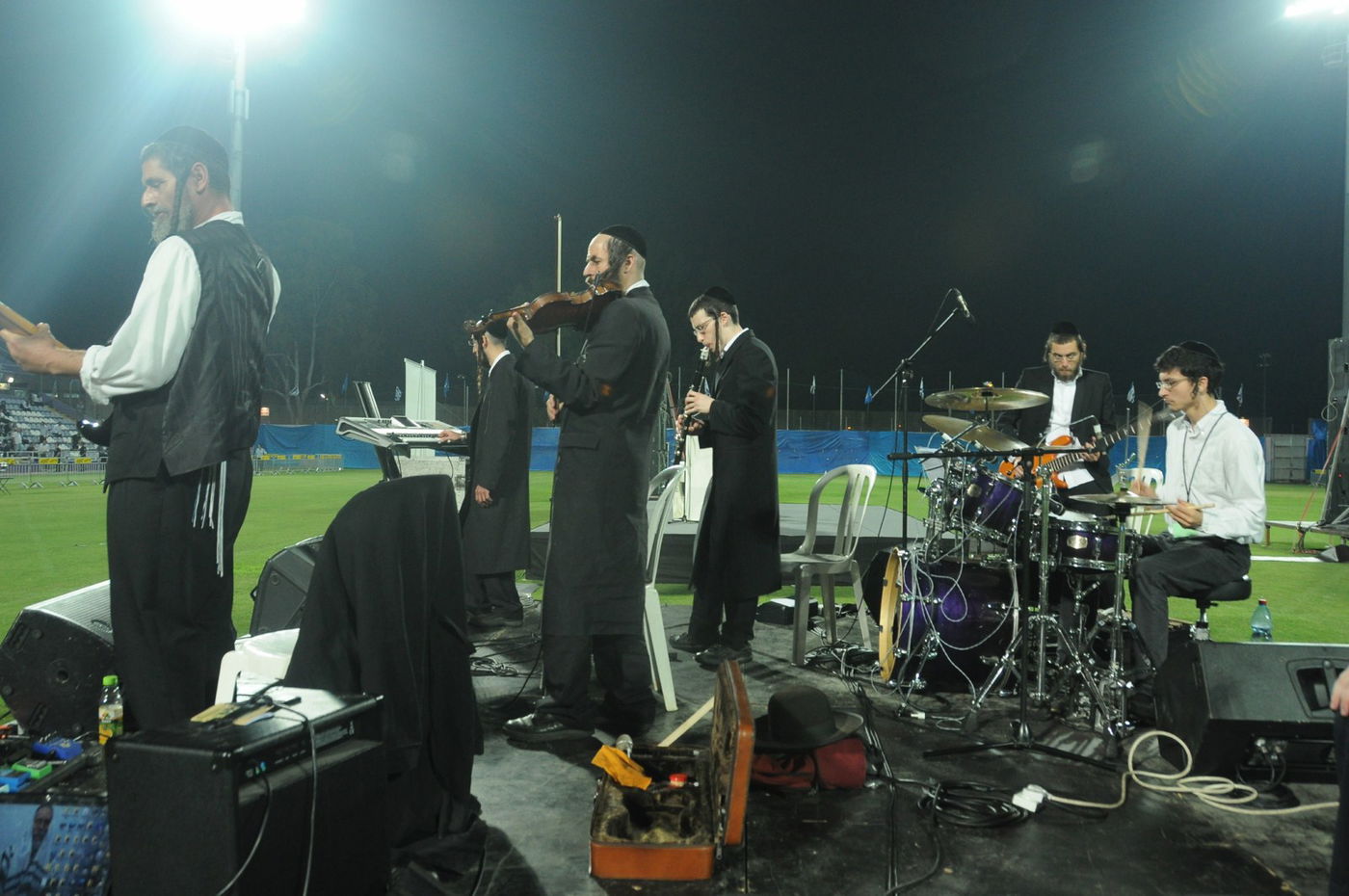 8,000 איש והרב ברלנד: צפו במעמד העוצמתי באצטדיון