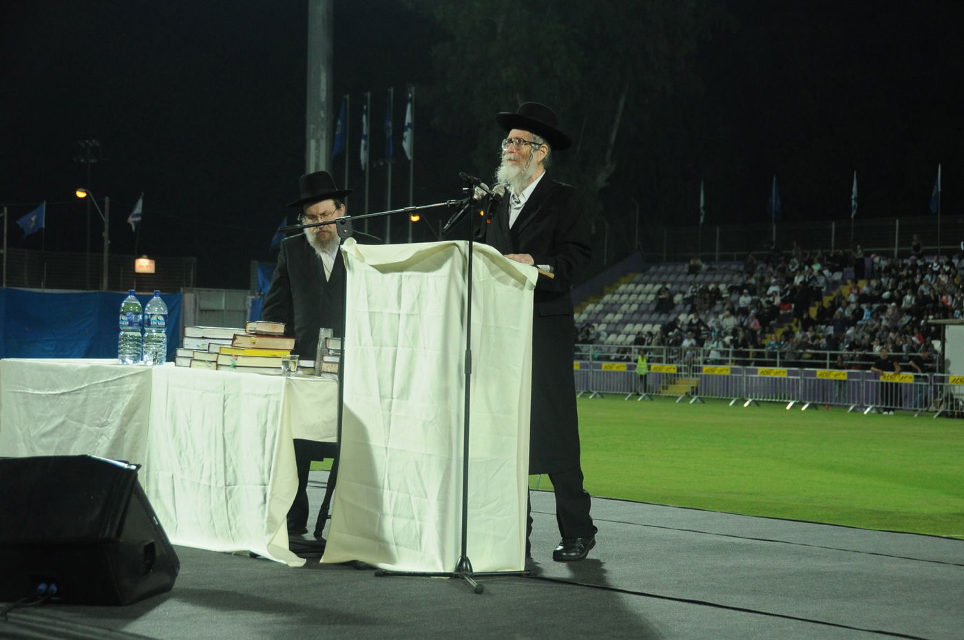 8,000 איש והרב ברלנד: צפו במעמד העוצמתי באצטדיון