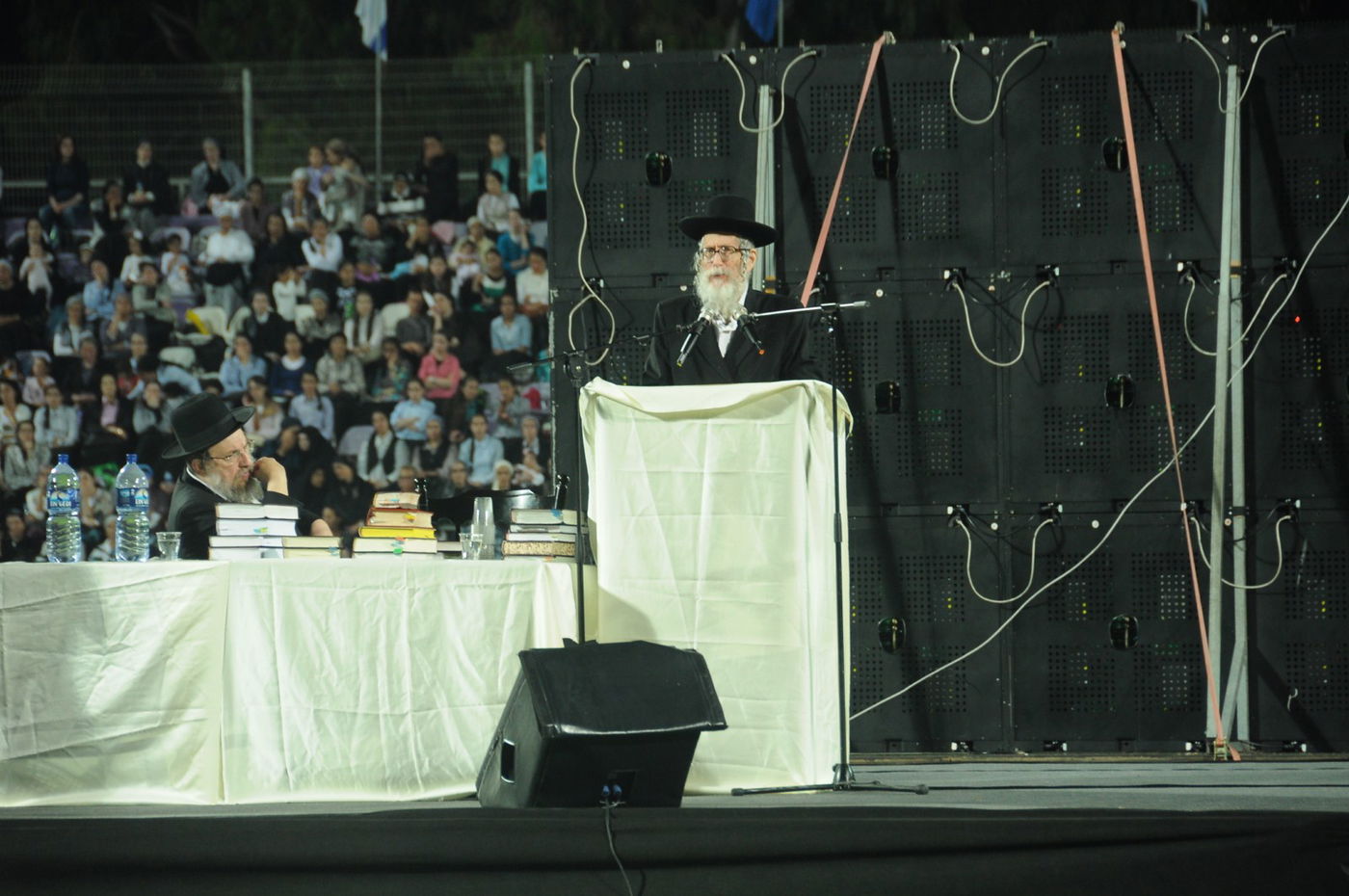 8,000 איש והרב ברלנד: צפו במעמד העוצמתי באצטדיון