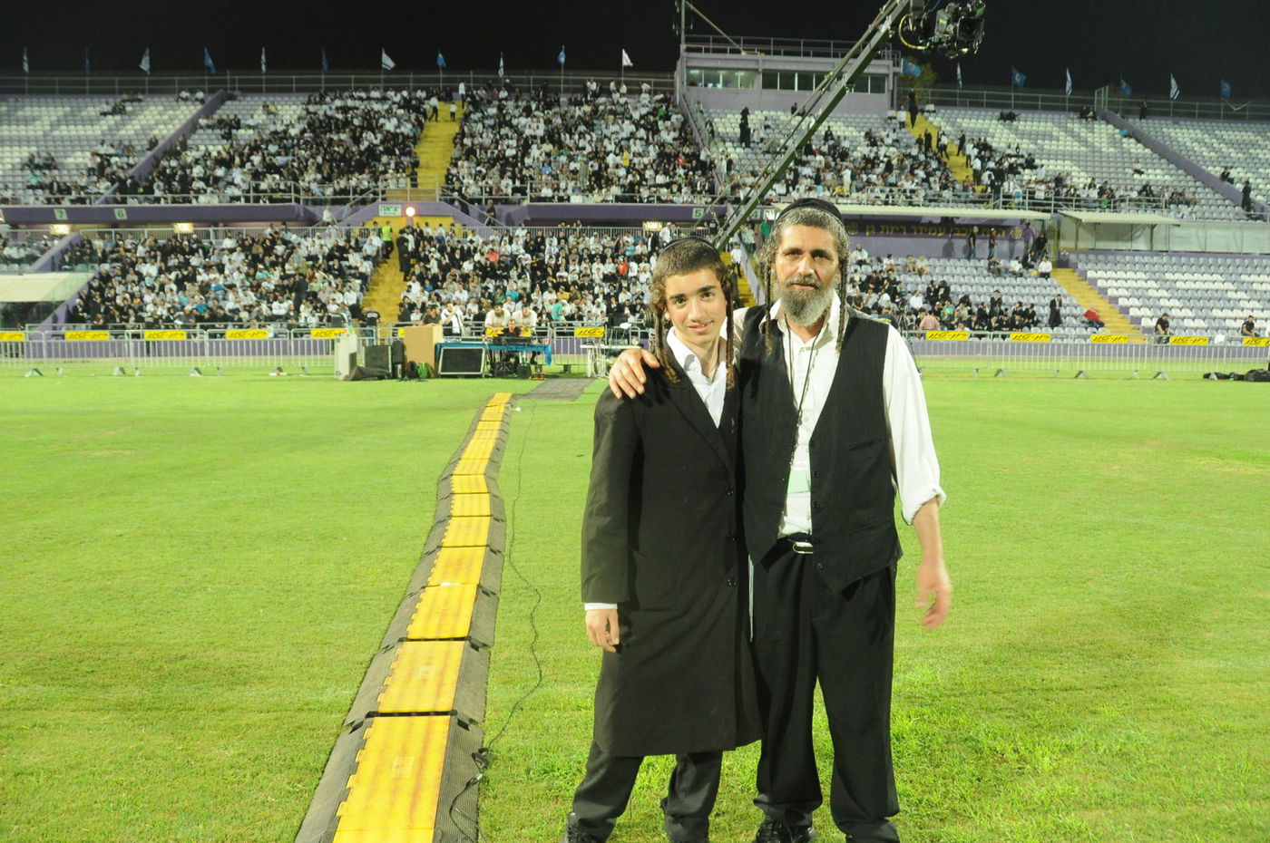 8,000 איש והרב ברלנד: צפו במעמד העוצמתי באצטדיון