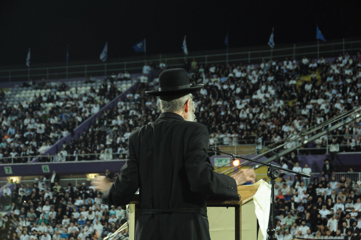 8,000 איש והרב ברלנד: צפו במעמד העוצמתי באצטדיון