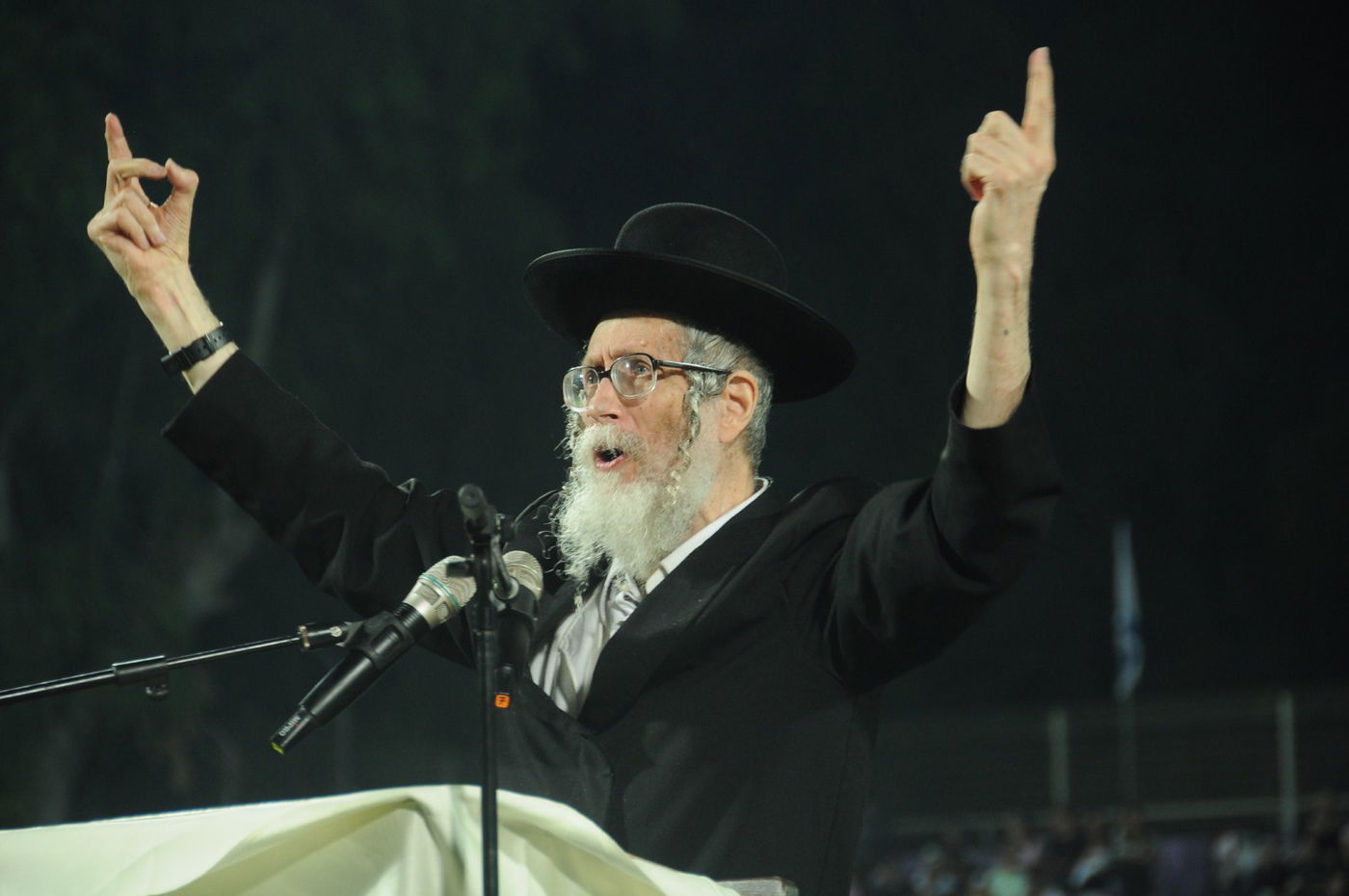 8,000 איש והרב ברלנד: צפו במעמד העוצמתי באצטדיון