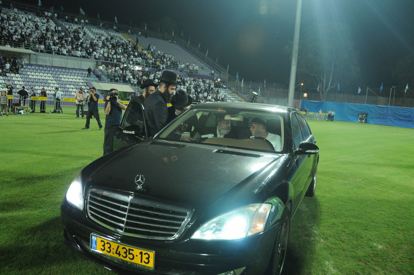 8,000 איש והרב ברלנד: צפו במעמד העוצמתי באצטדיון