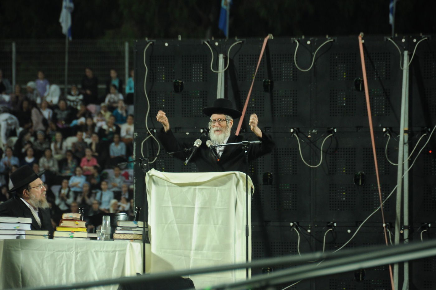 8,000 איש והרב ברלנד: צפו במעמד העוצמתי באצטדיון