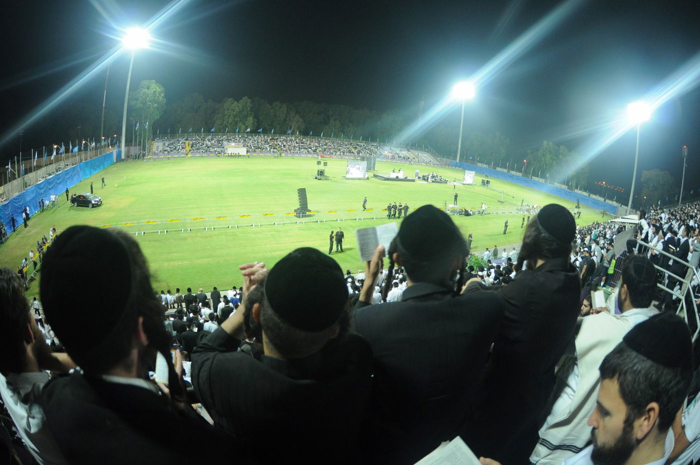 8,000 איש והרב ברלנד: צפו במעמד העוצמתי באצטדיון