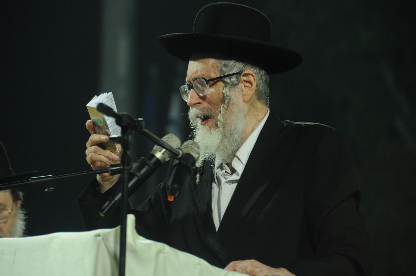 8,000 איש והרב ברלנד: צפו במעמד העוצמתי באצטדיון