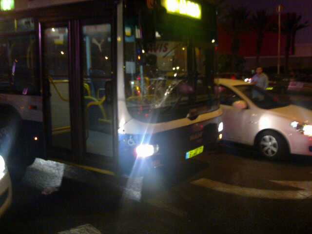 סמוך לקניון איילון: הולך רגל חרדי נפגע מאוטובוס; מצבו בינוני