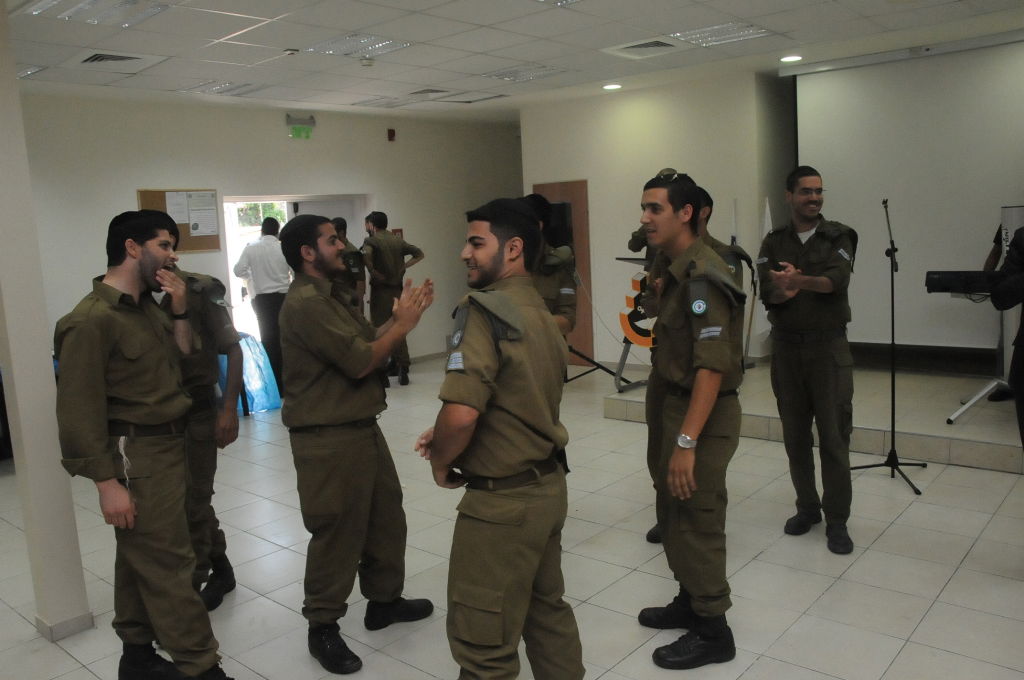 יום עיון לחיילים החרדים; הופעה מוזיקלית והרצאות