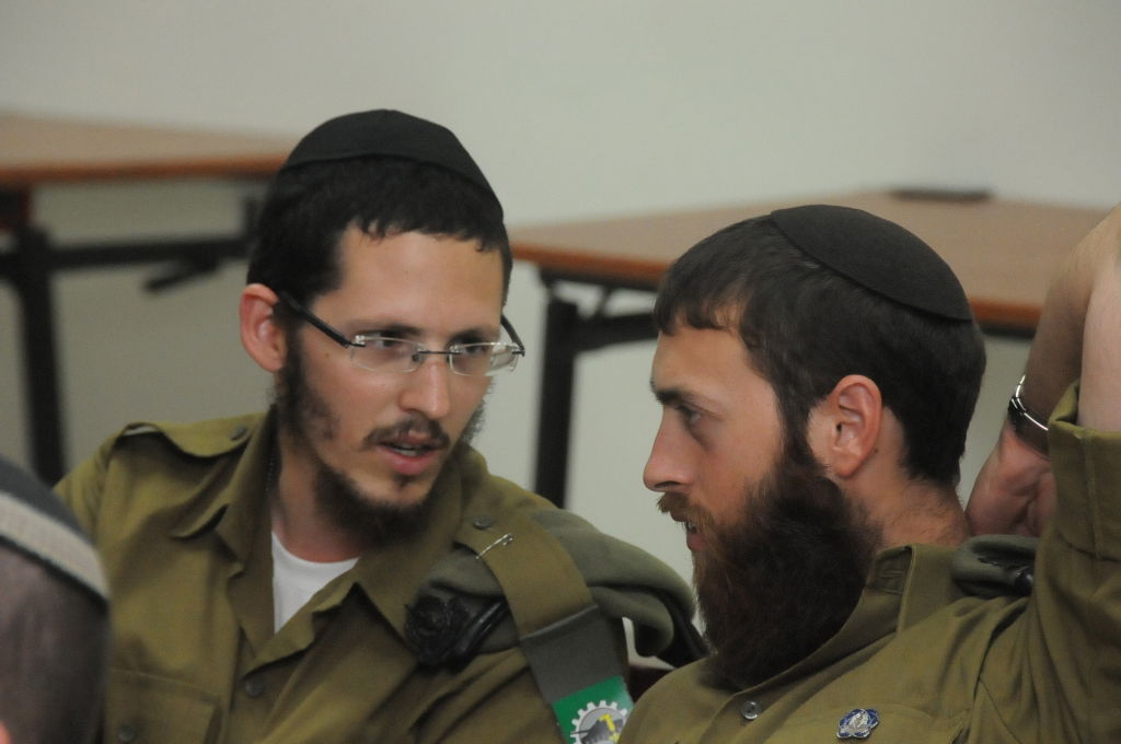 יום עיון לחיילים החרדים; הופעה מוזיקלית והרצאות