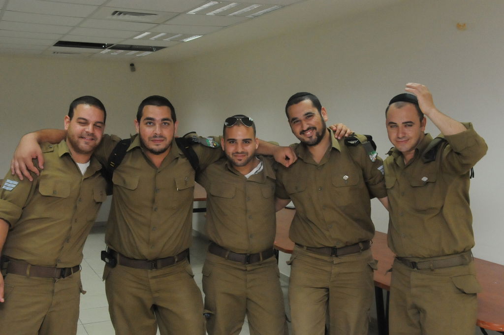 יום עיון לחיילים החרדים; הופעה מוזיקלית והרצאות