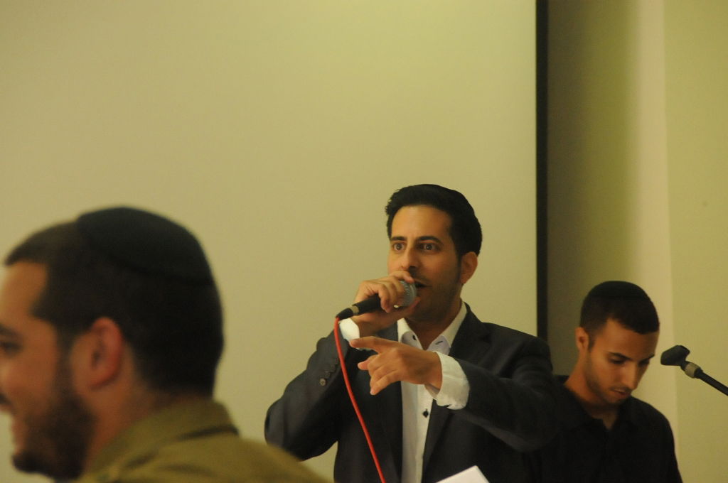 יום עיון לחיילים החרדים; הופעה מוזיקלית והרצאות