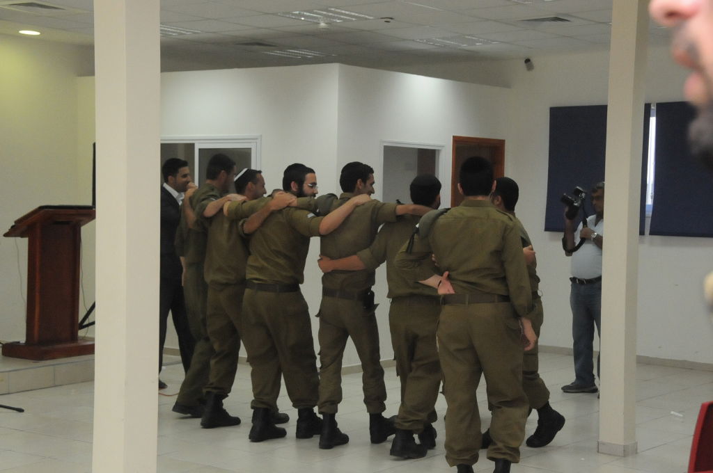 יום עיון לחיילים החרדים; הופעה מוזיקלית והרצאות