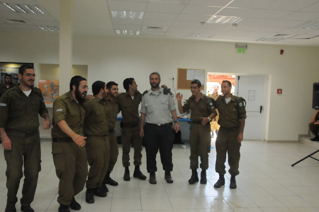 יום עיון לחיילים החרדים; הופעה מוזיקלית והרצאות