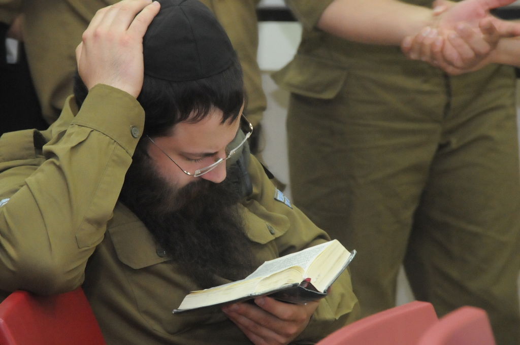 יום עיון לחיילים החרדים; הופעה מוזיקלית והרצאות