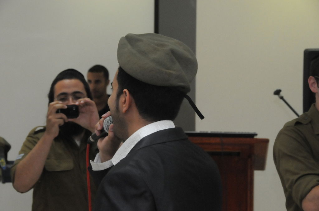 יום עיון לחיילים החרדים; הופעה מוזיקלית והרצאות