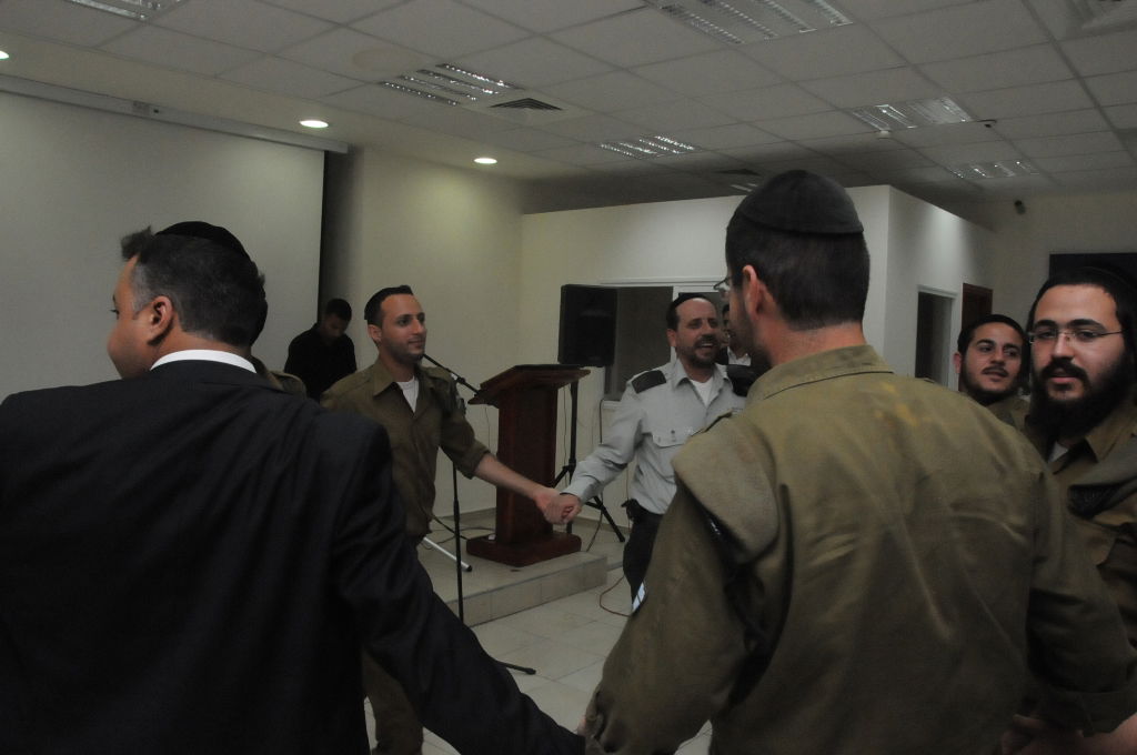 יום עיון לחיילים החרדים; הופעה מוזיקלית והרצאות