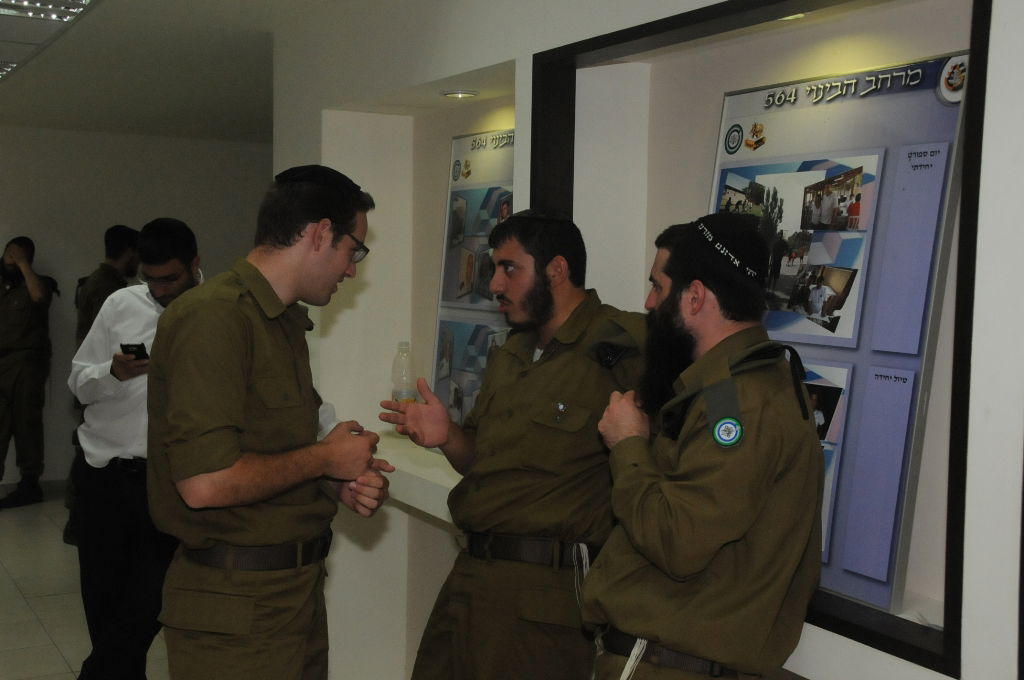 יום עיון לחיילים החרדים; הופעה מוזיקלית והרצאות