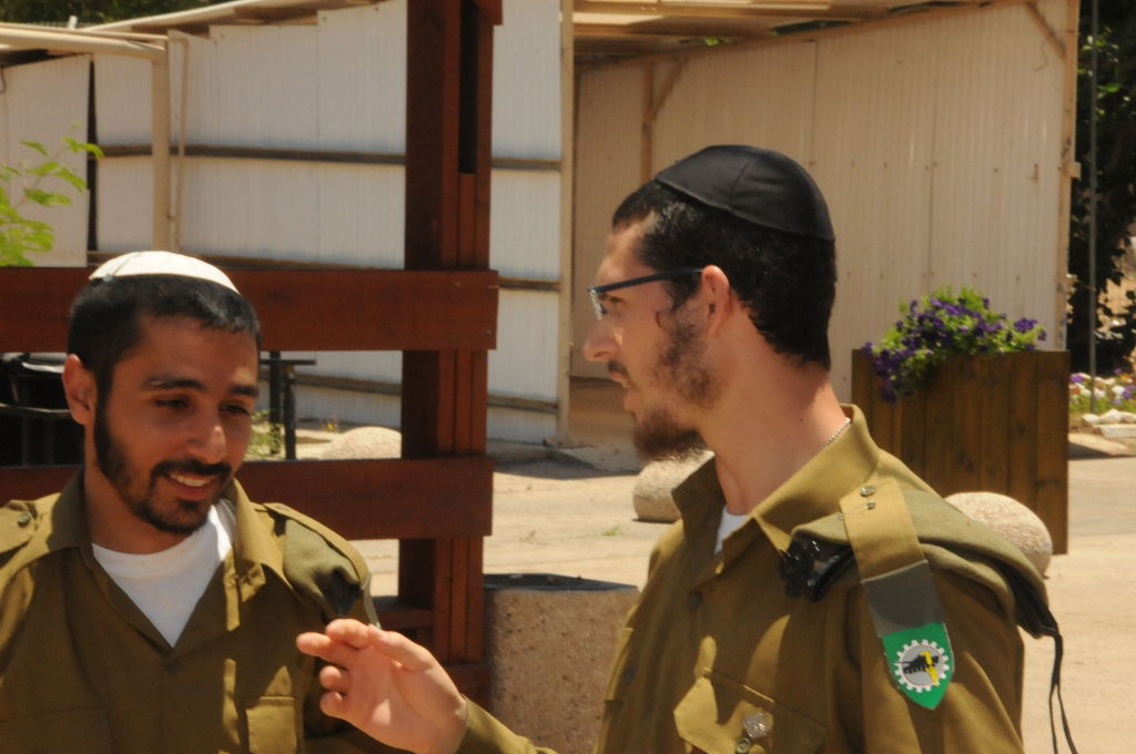 יום עיון לחיילים החרדים; הופעה מוזיקלית והרצאות