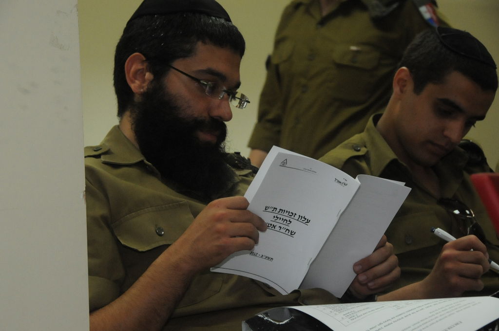 יום עיון לחיילים החרדים; הופעה מוזיקלית והרצאות