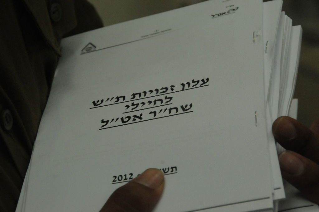 יום עיון לחיילים החרדים; הופעה מוזיקלית והרצאות