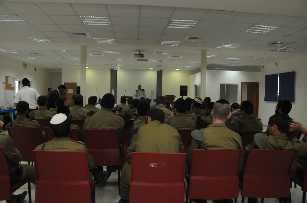 יום עיון לחיילים החרדים; הופעה מוזיקלית והרצאות