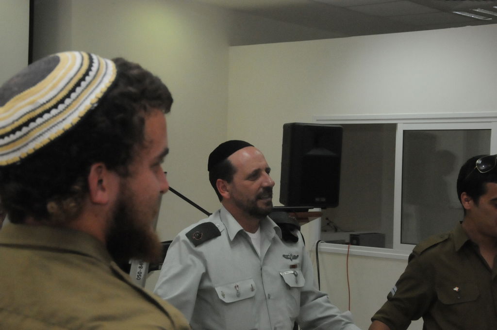 יום עיון לחיילים החרדים; הופעה מוזיקלית והרצאות
