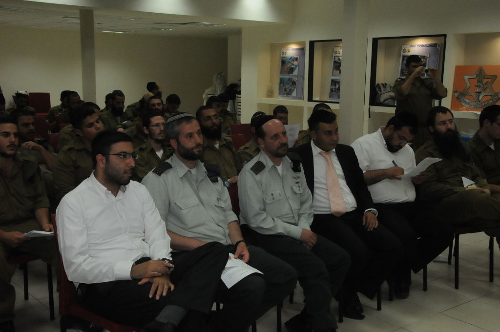 יום עיון לחיילים החרדים; הופעה מוזיקלית והרצאות