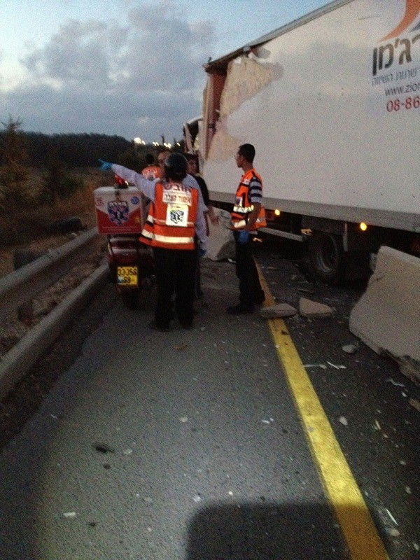 תאונה בכביש 444: 4 משאיות, 4 נפגעים