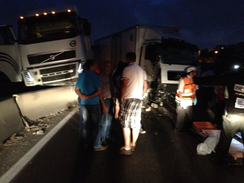 תאונה בכביש 444: 4 משאיות, 4 נפגעים