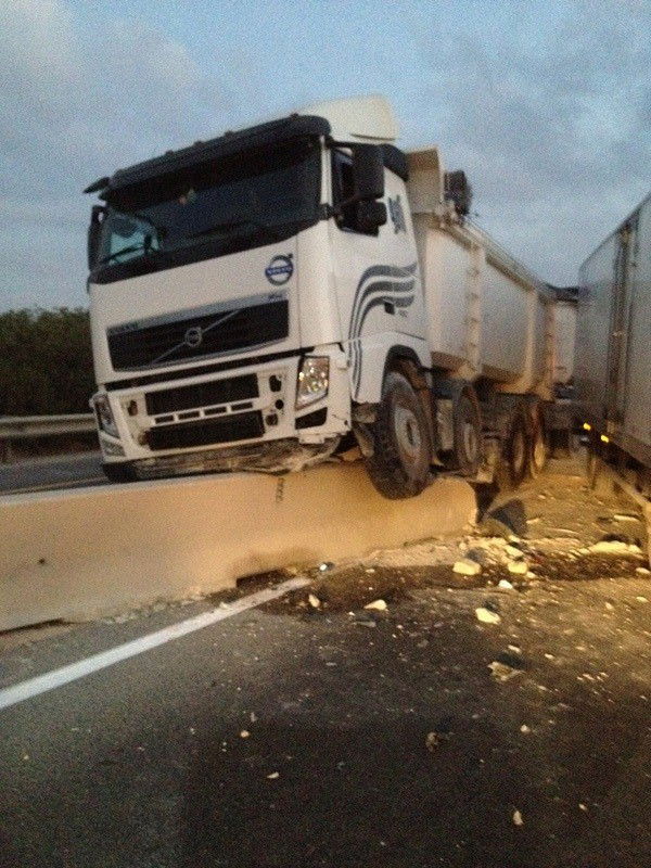 תאונה בכביש 444: 4 משאיות, 4 נפגעים