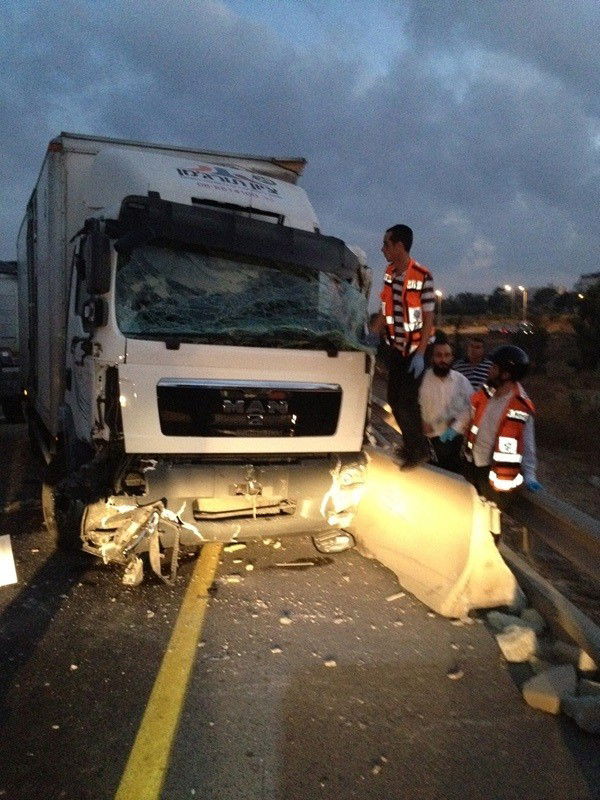 תאונה בכביש 444: 4 משאיות, 4 נפגעים