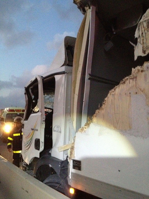 תאונה בכביש 444: 4 משאיות, 4 נפגעים