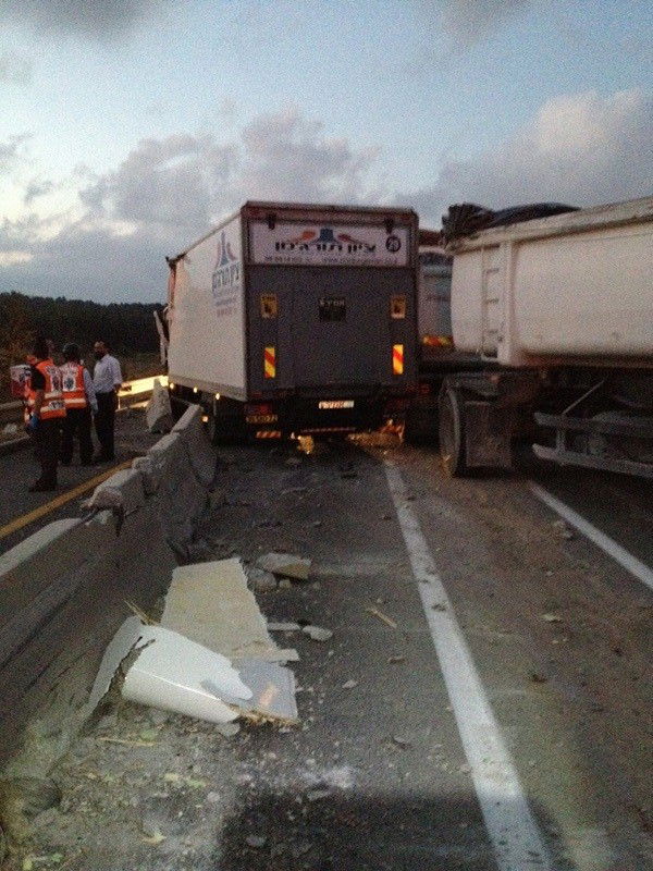 תאונה בכביש 444: 4 משאיות, 4 נפגעים