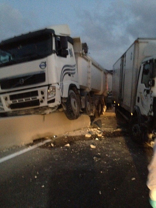 תאונה בכביש 444: 4 משאיות, 4 נפגעים