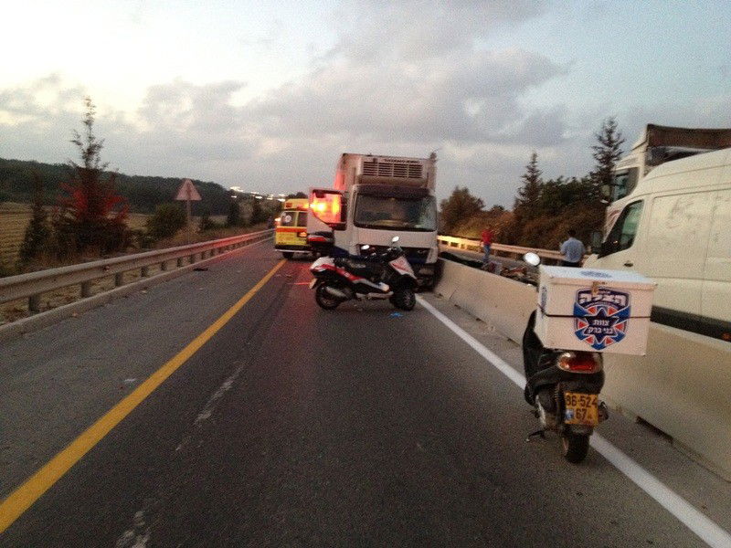 תאונה בכביש 444: 4 משאיות, 4 נפגעים