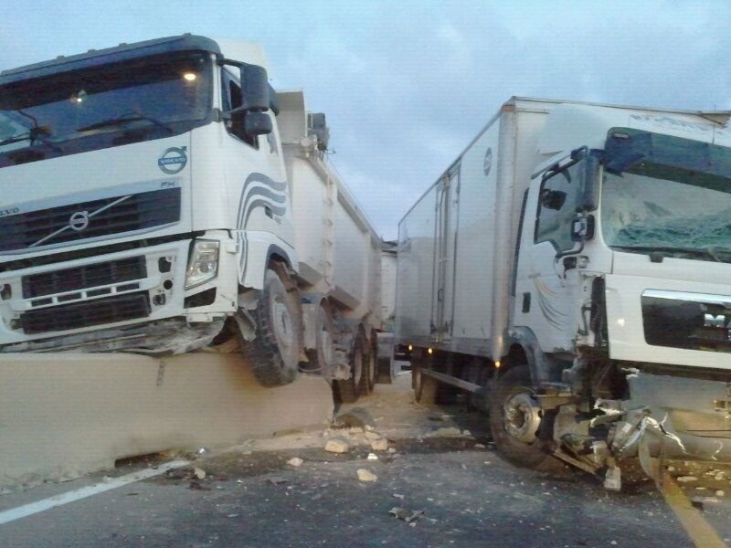 תאונה בכביש 444: 4 משאיות, 4 נפגעים