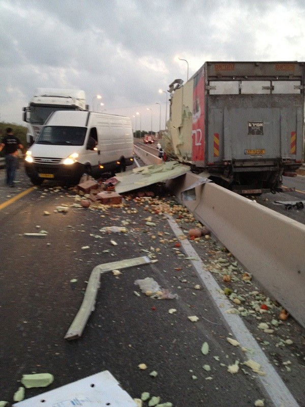 תאונה בכביש 444: 4 משאיות, 4 נפגעים