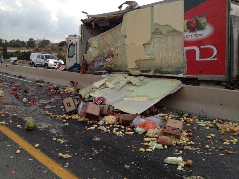תאונה בכביש 444: 4 משאיות, 4 נפגעים