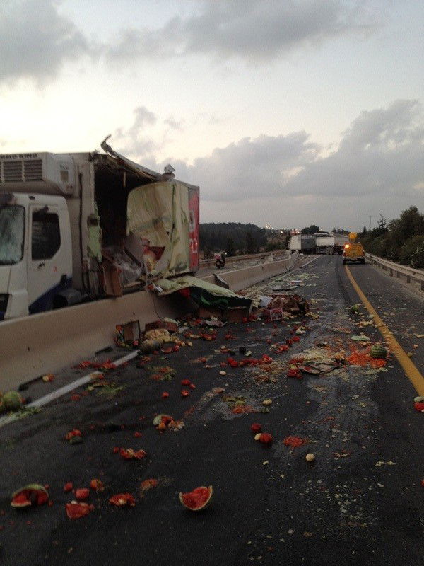 תאונה בכביש 444: 4 משאיות, 4 נפגעים