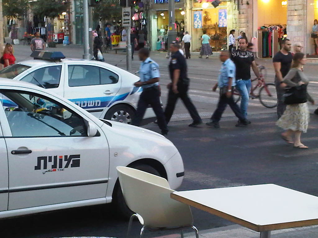 פקחי 'הרכבת הקלה' בירושלים היכו נוסע שצילם אותם - ונעצרו