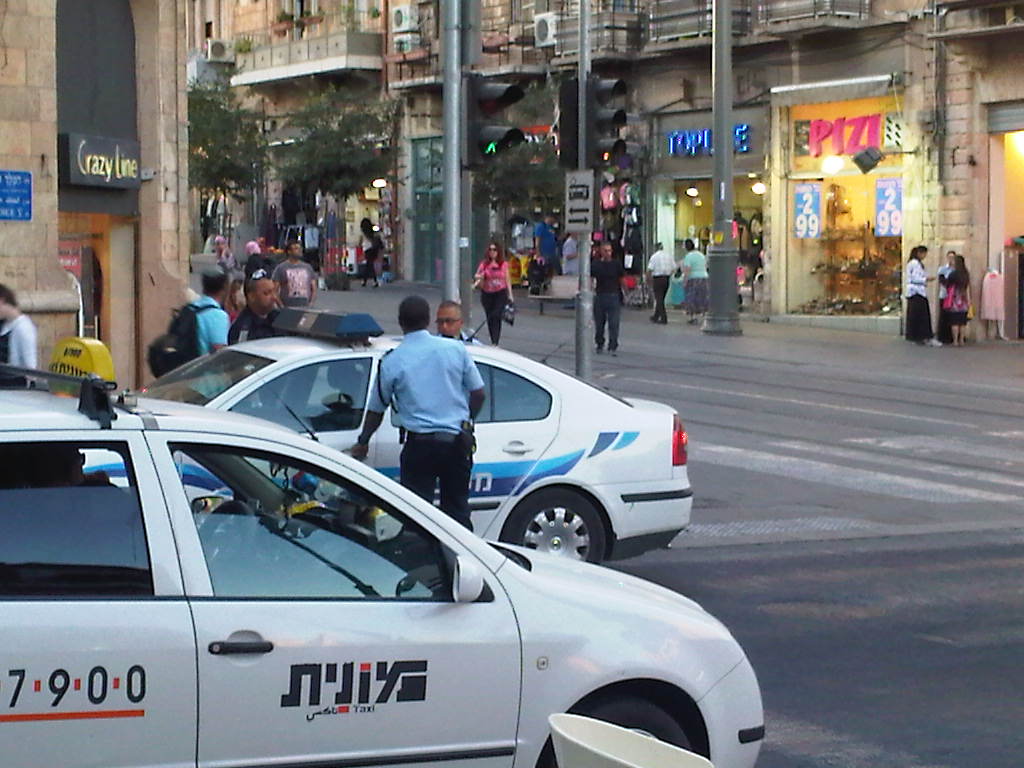 פקחי 'הרכבת הקלה' בירושלים היכו נוסע שצילם אותם - ונעצרו