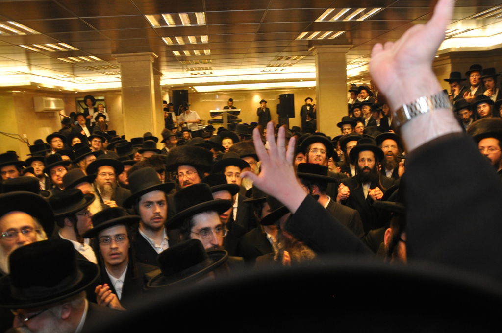 תיעוד: הכנסת ספר תורה לבית כנסת בקרית צאנז בירושלים